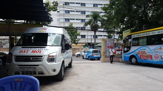 Khu vực làn đón xe buýt ngay bên ngoài sảnh di chuyển sân bay Cam Ranh.