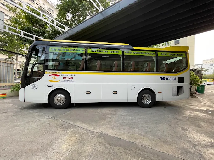 Xe buýt Đất Mới số 18 phục vụ hành khách từ sân bay Cam Ranh về trung tâm Nha Trang.